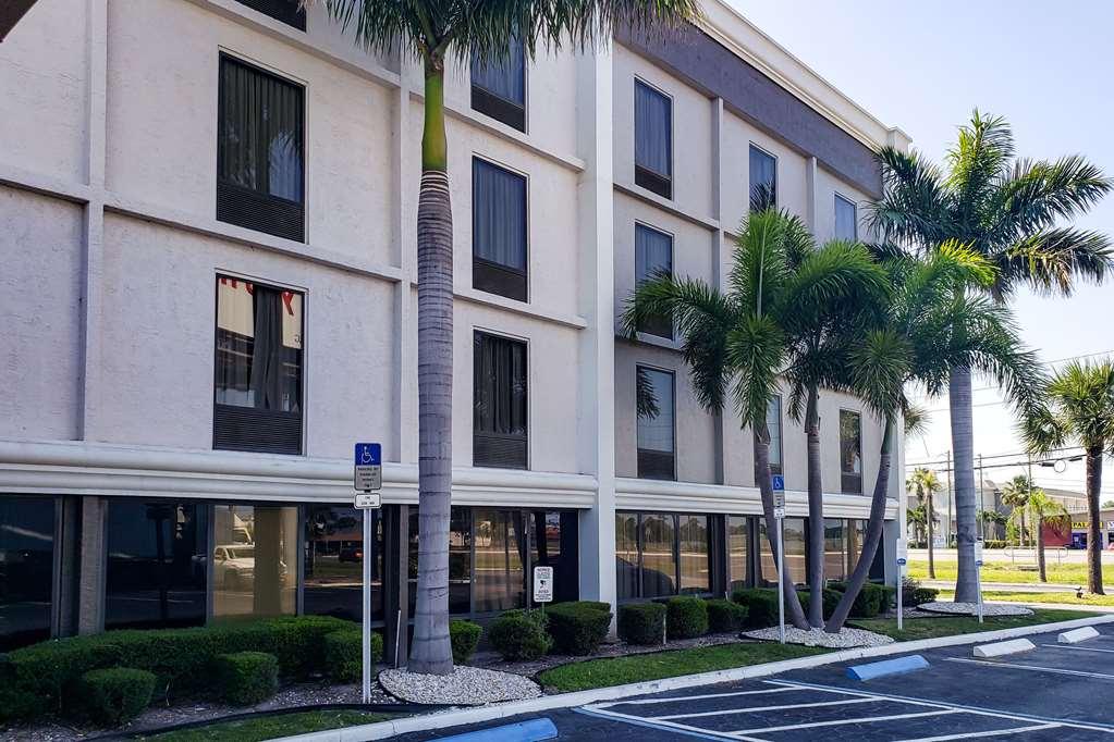 Comfort Inn & Suites St Pete - Clearwater International Airport Екстер'єр фото