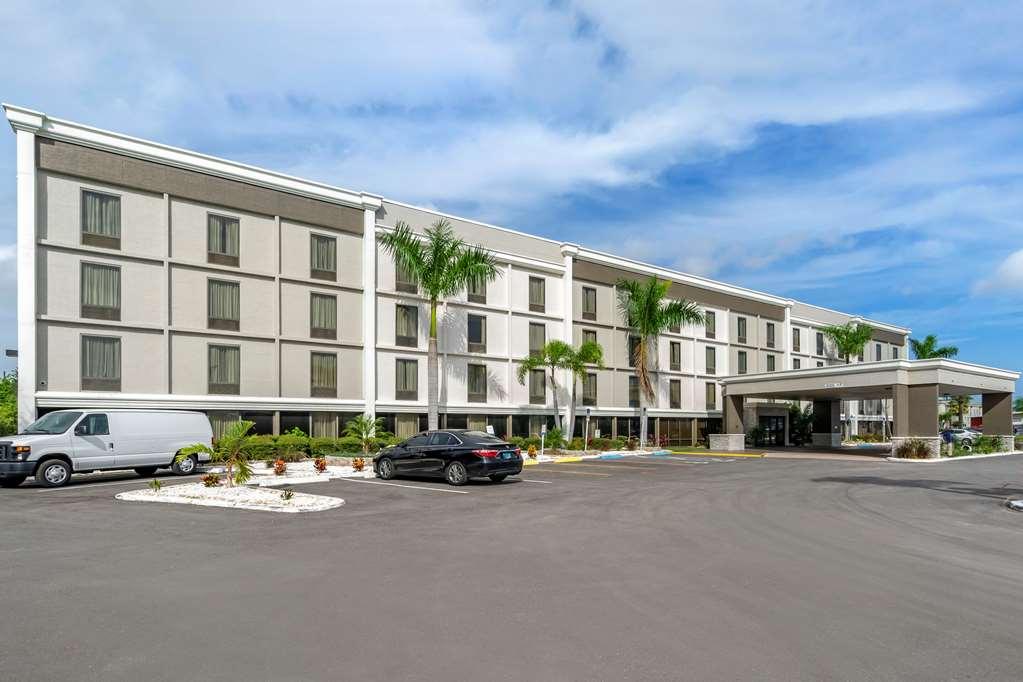 Comfort Inn & Suites St Pete - Clearwater International Airport Екстер'єр фото