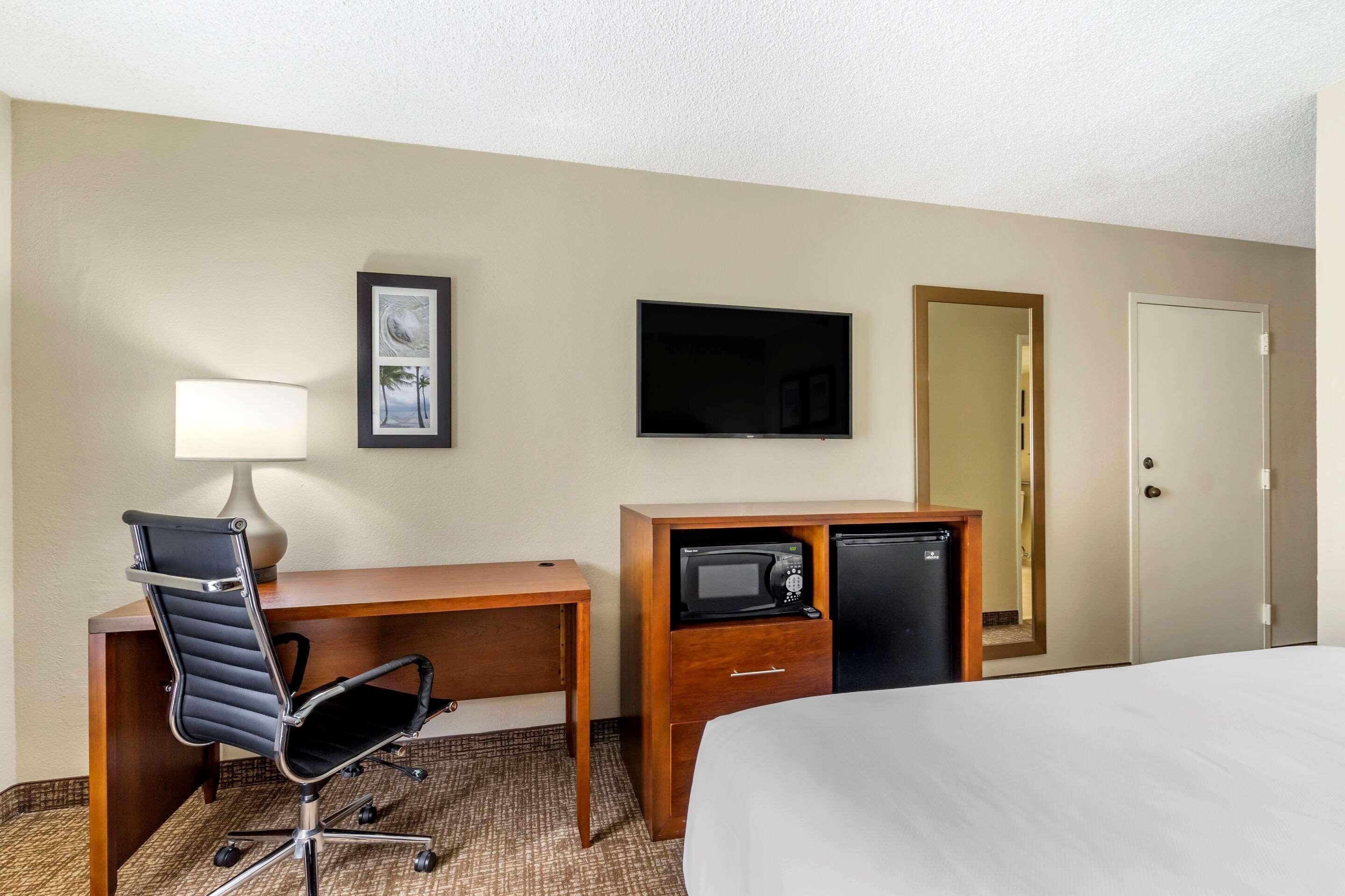Comfort Inn & Suites St Pete - Clearwater International Airport Екстер'єр фото