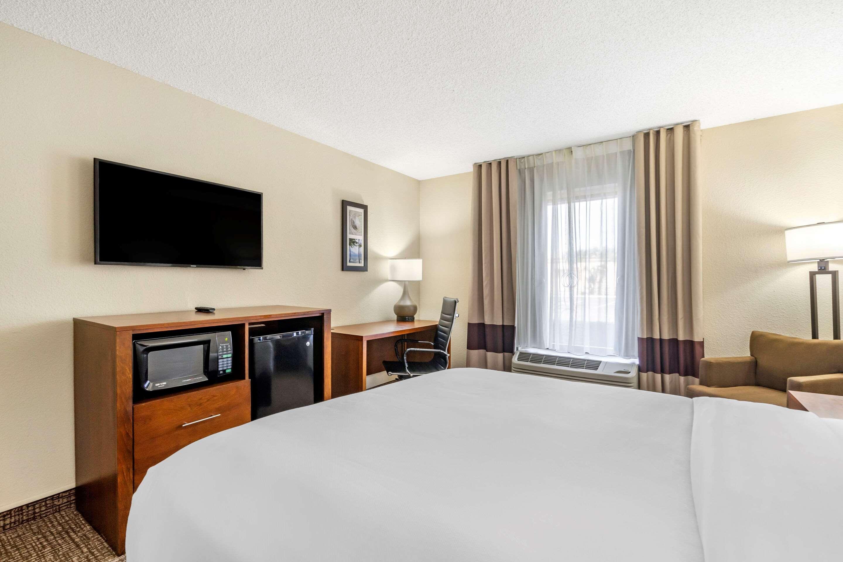 Comfort Inn & Suites St Pete - Clearwater International Airport Екстер'єр фото