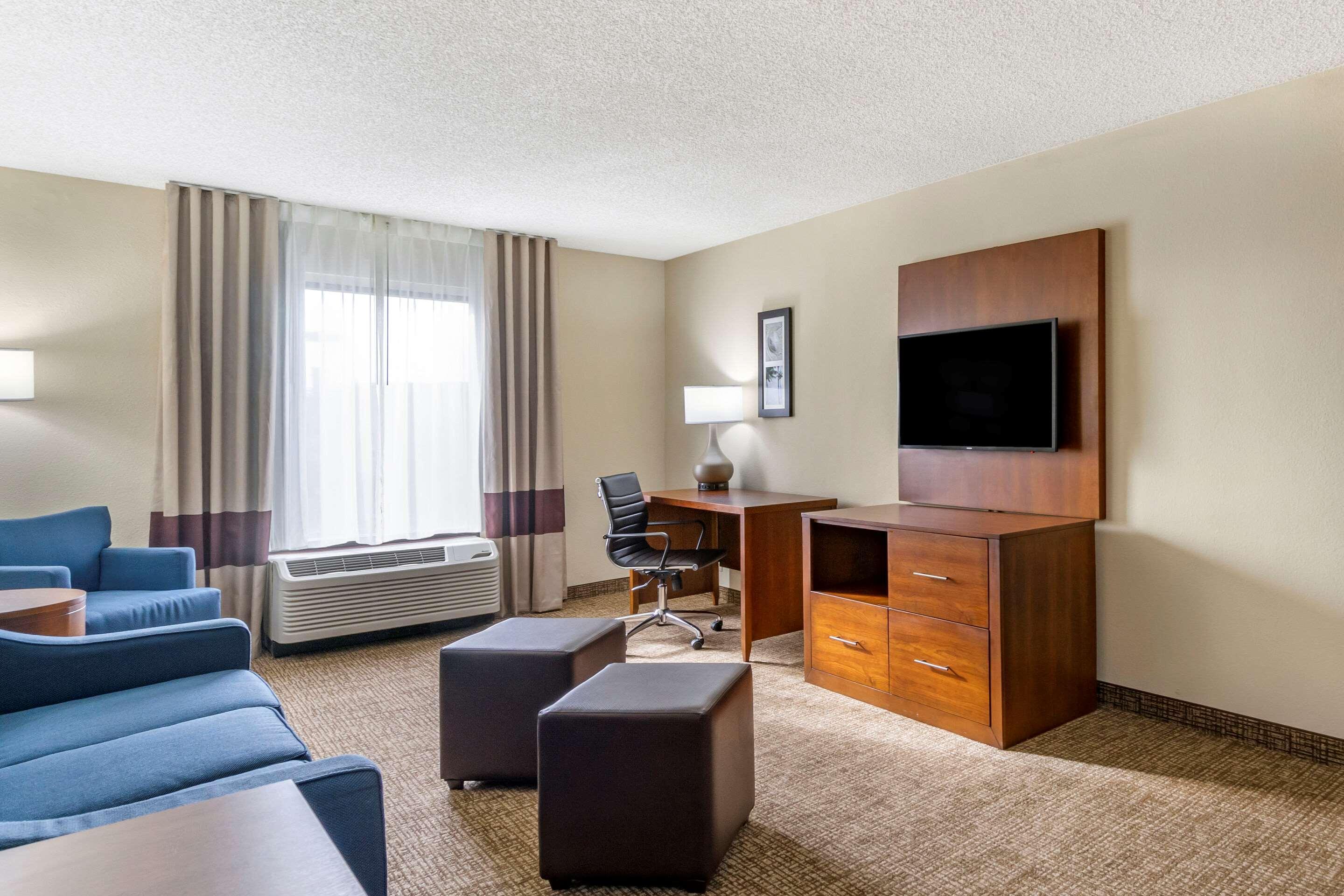 Comfort Inn & Suites St Pete - Clearwater International Airport Екстер'єр фото