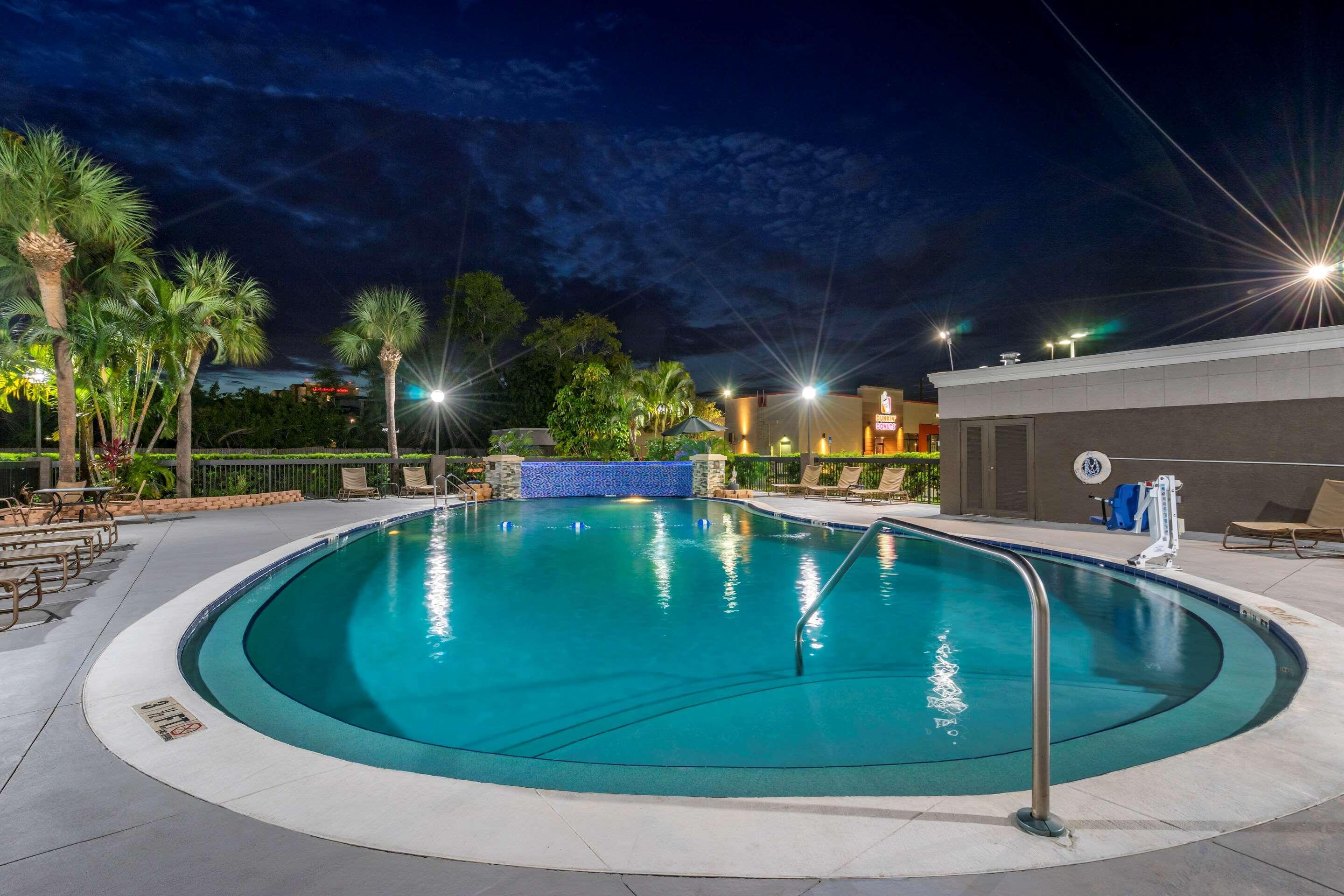 Comfort Inn & Suites St Pete - Clearwater International Airport Екстер'єр фото