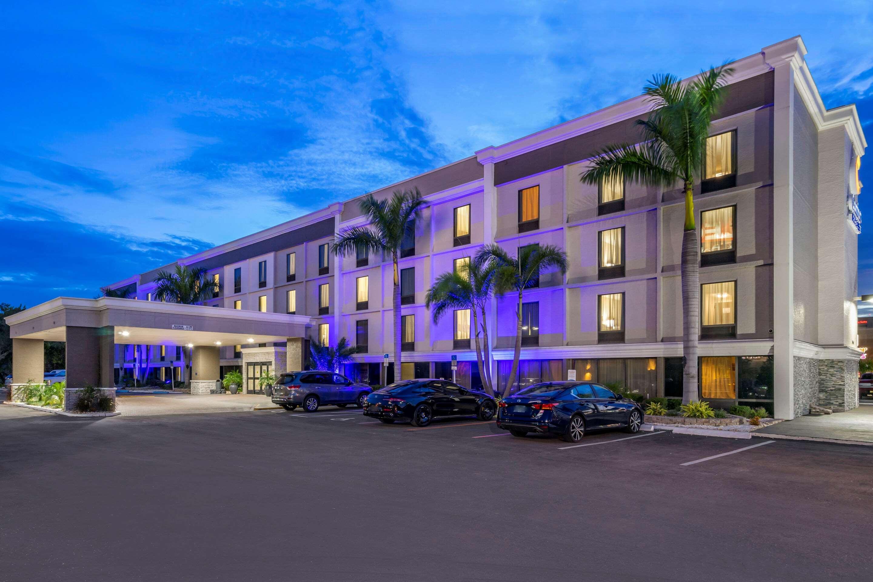 Comfort Inn & Suites St Pete - Clearwater International Airport Екстер'єр фото