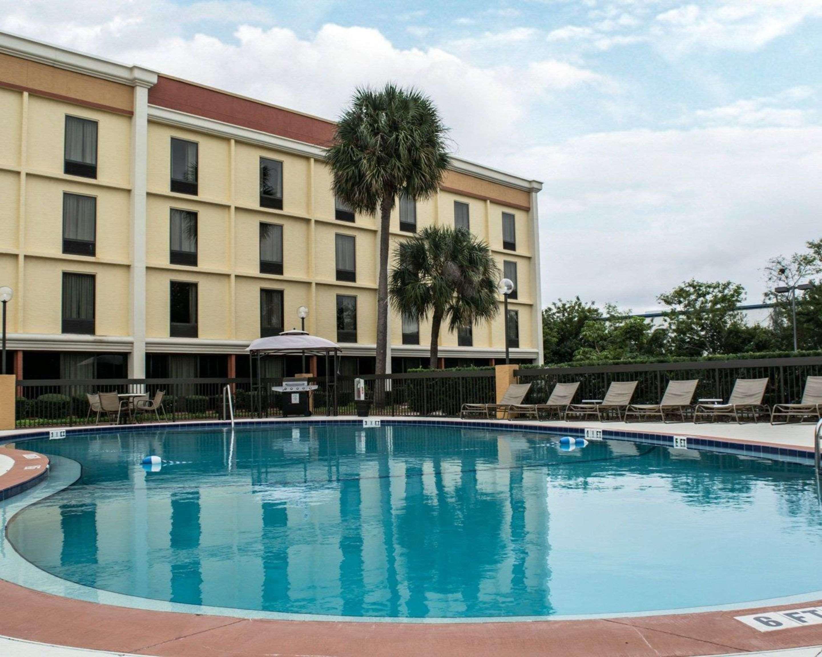 Comfort Inn & Suites St Pete - Clearwater International Airport Екстер'єр фото