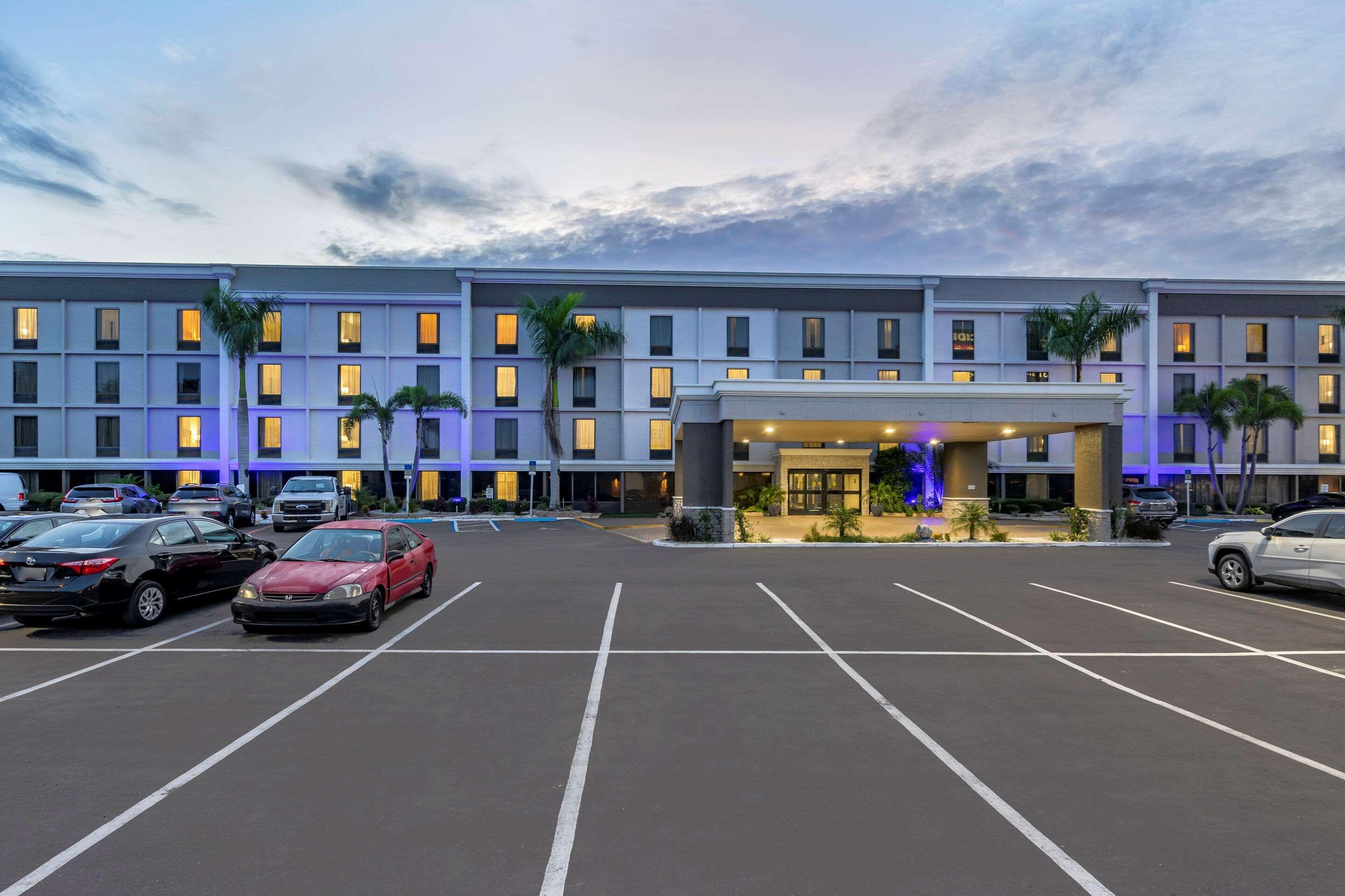 Comfort Inn & Suites St Pete - Clearwater International Airport Екстер'єр фото