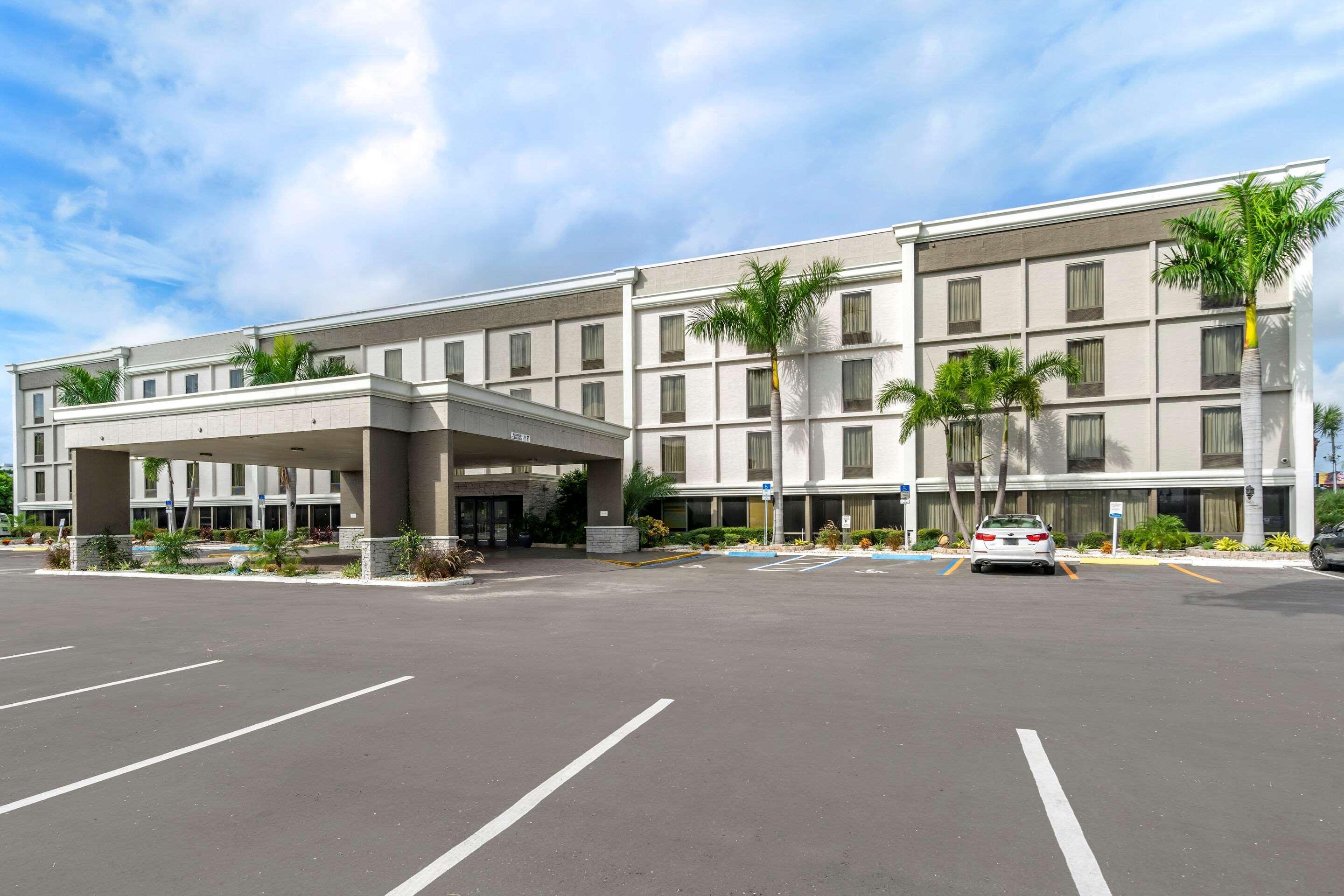 Comfort Inn & Suites St Pete - Clearwater International Airport Екстер'єр фото
