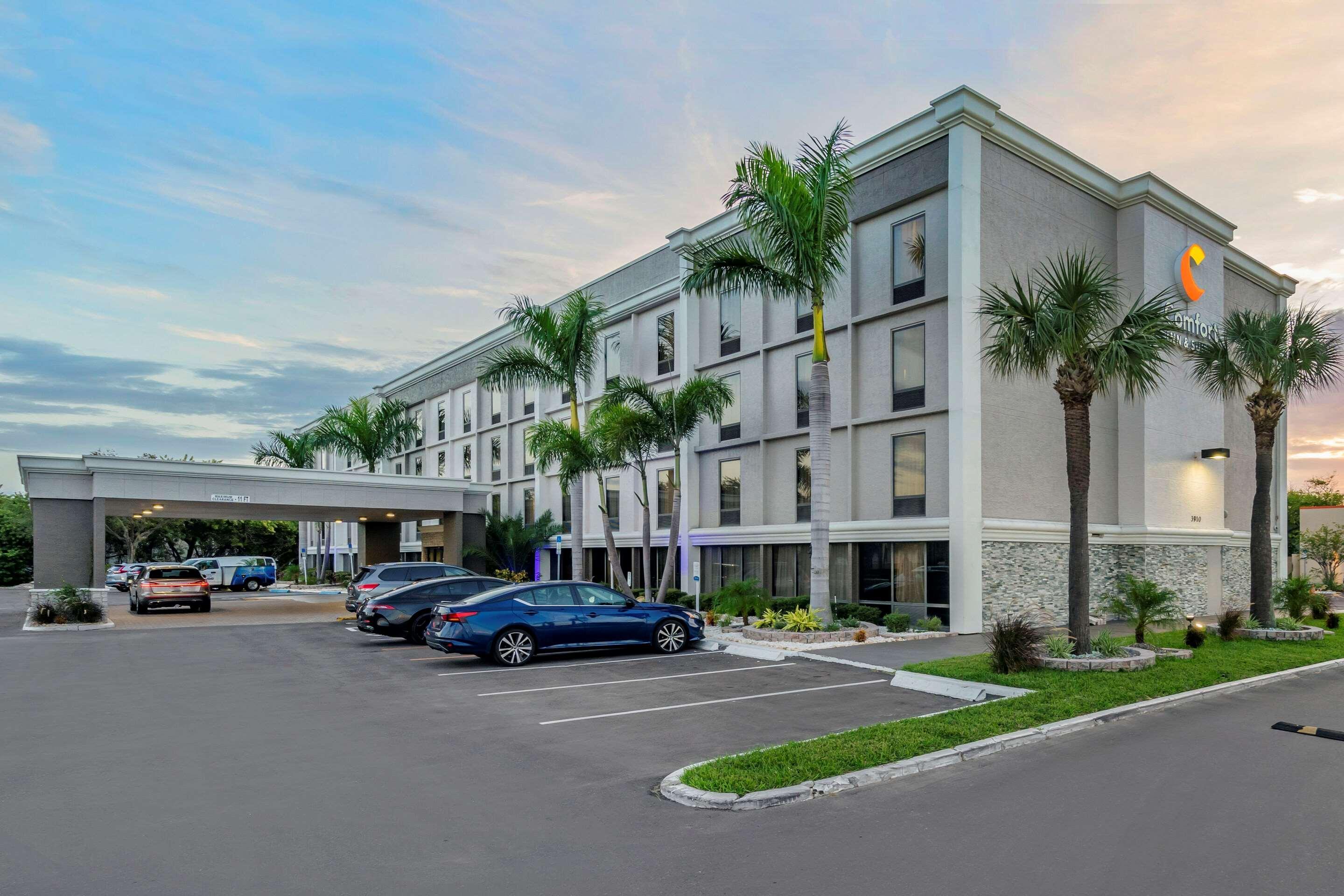 Comfort Inn & Suites St Pete - Clearwater International Airport Екстер'єр фото