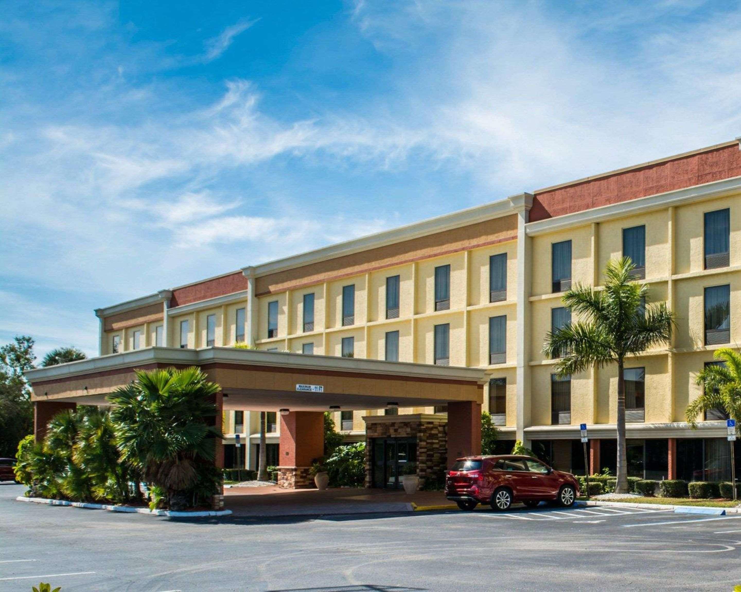 Comfort Inn & Suites St Pete - Clearwater International Airport Екстер'єр фото