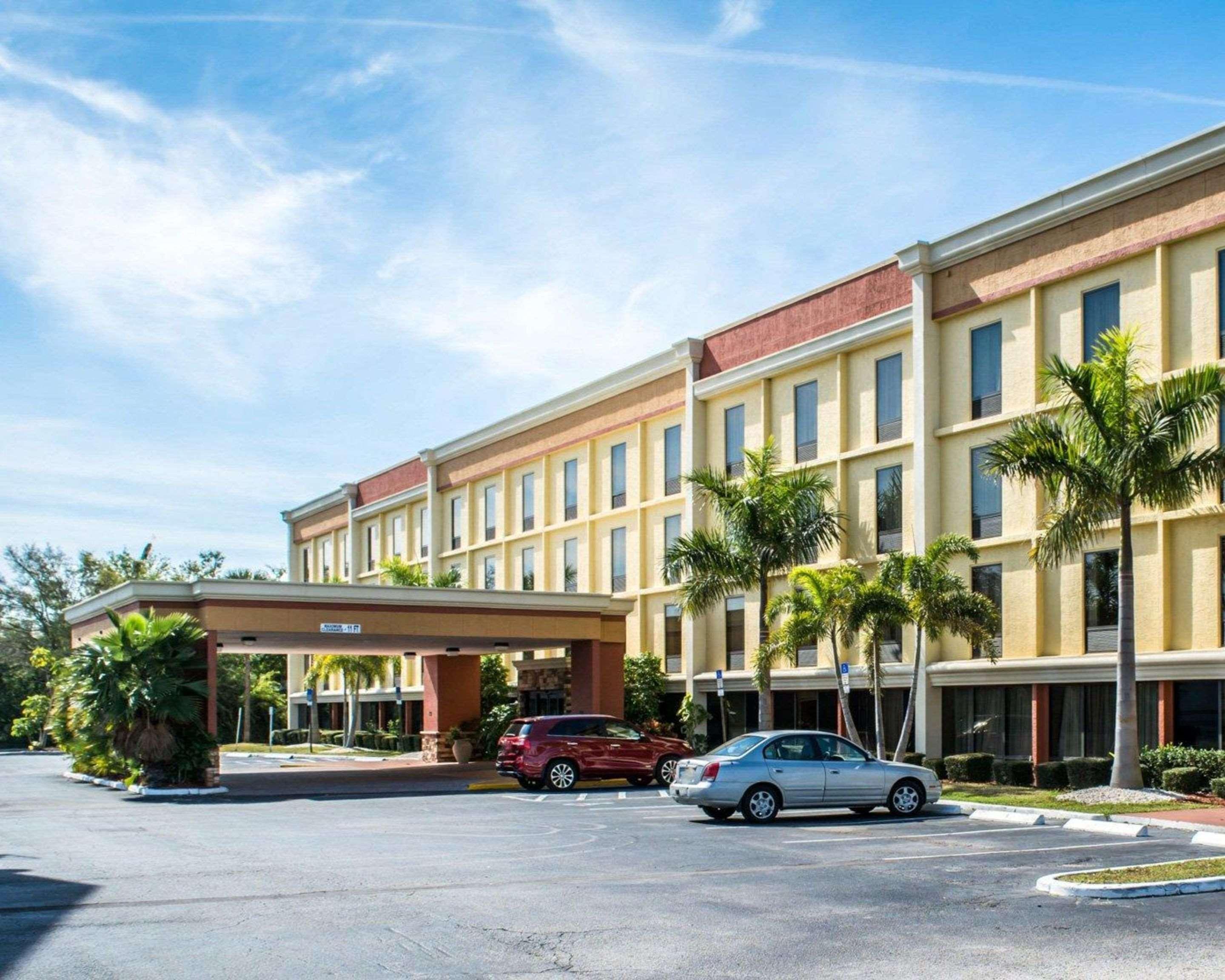 Comfort Inn & Suites St Pete - Clearwater International Airport Екстер'єр фото