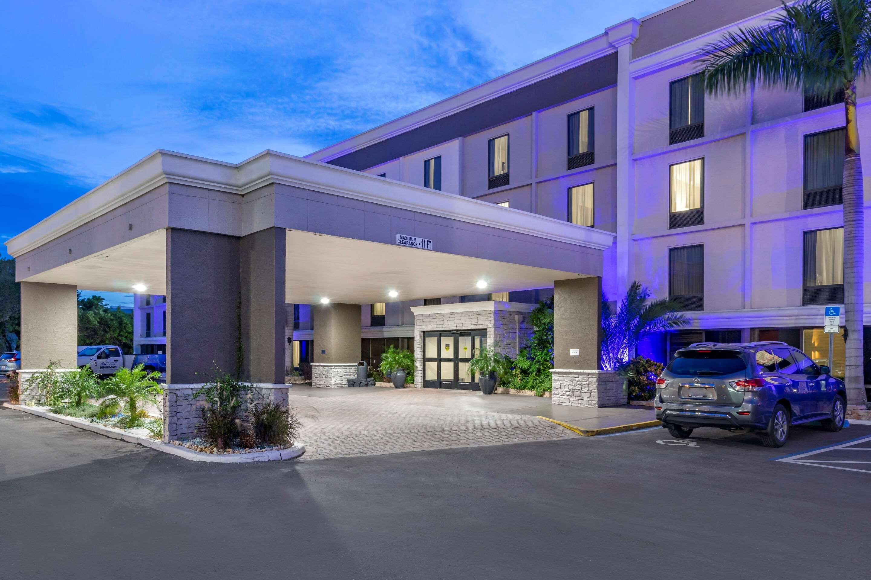 Comfort Inn & Suites St Pete - Clearwater International Airport Екстер'єр фото
