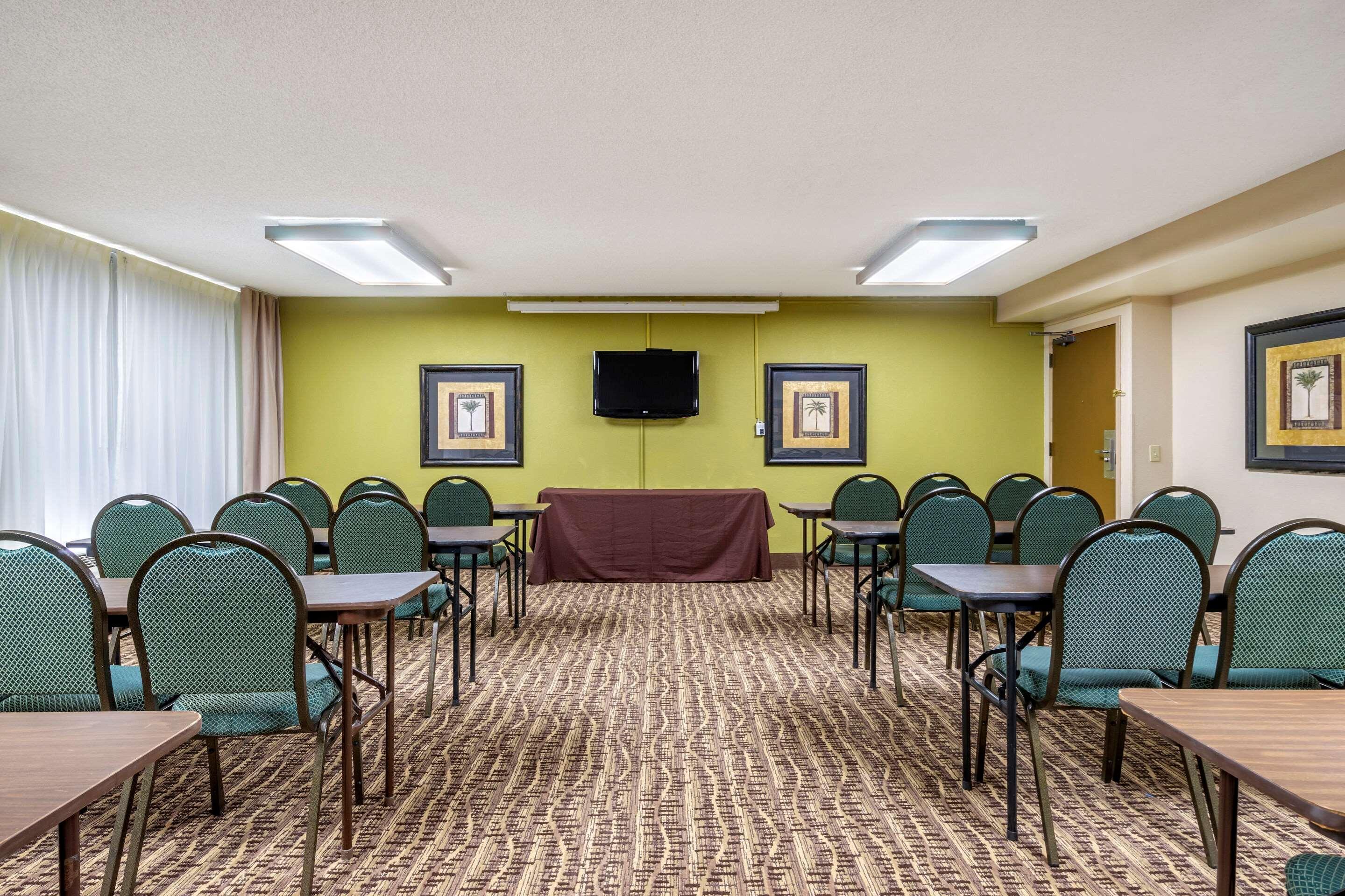 Comfort Inn & Suites St Pete - Clearwater International Airport Екстер'єр фото