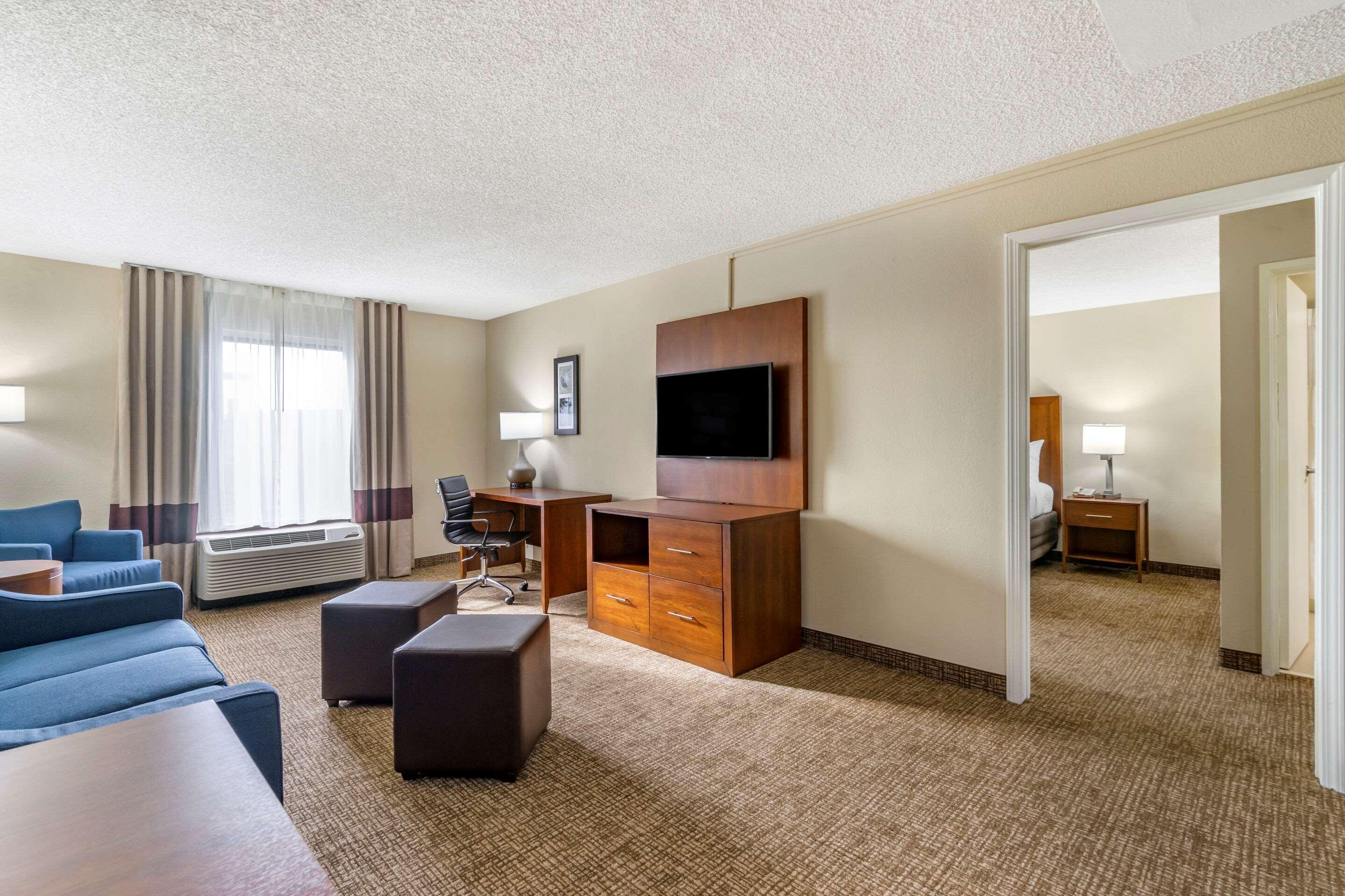 Comfort Inn & Suites St Pete - Clearwater International Airport Екстер'єр фото