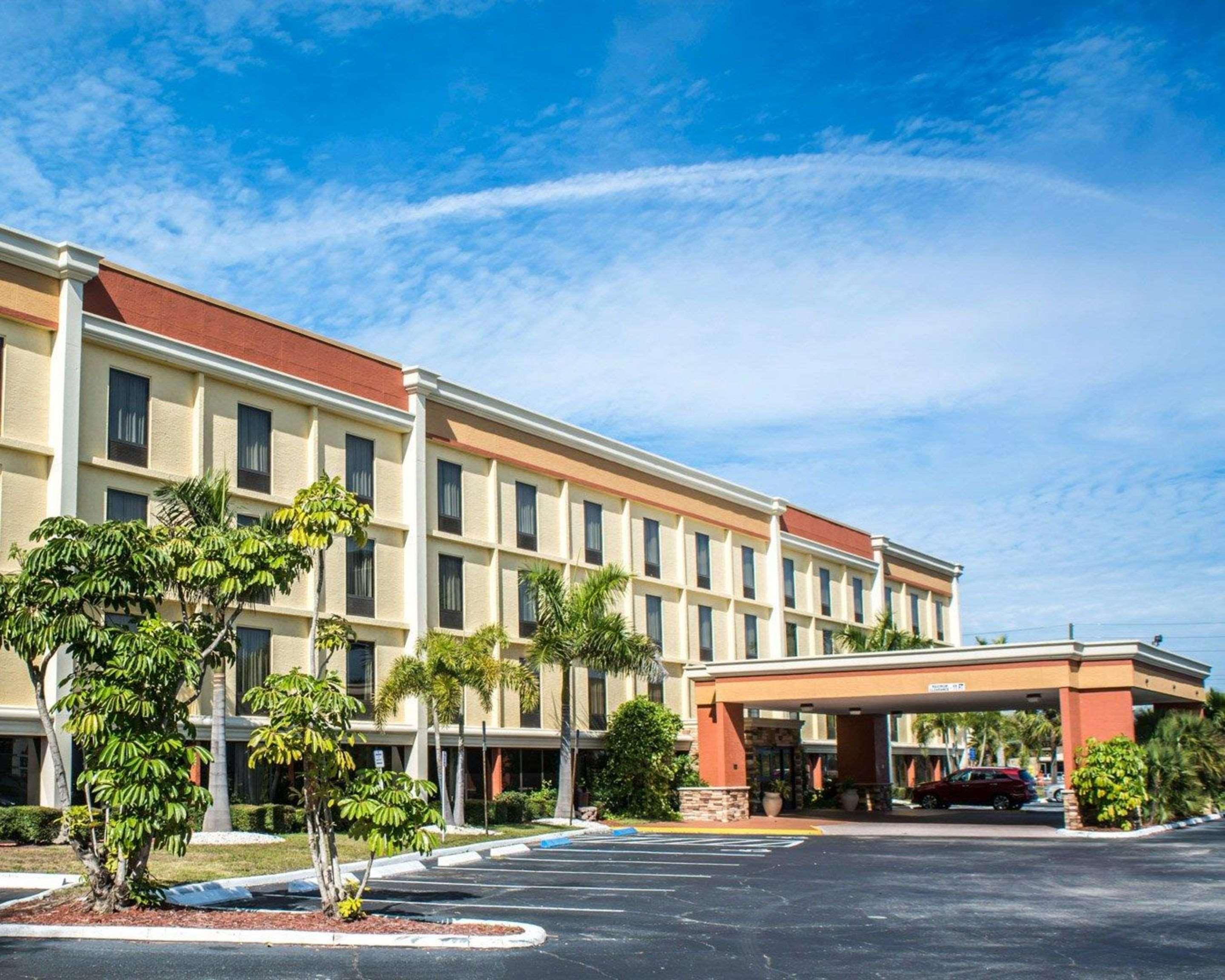Comfort Inn & Suites St Pete - Clearwater International Airport Екстер'єр фото